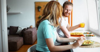 Evde kahvaltı aşık Romantik Çift