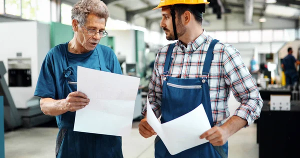 Equipo Ingenieros Discutiendo Fábrica Metal — Foto de Stock