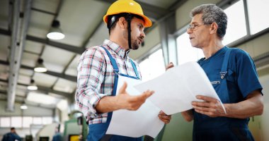 Grup tartışma Metal Sanayi fabrikasında mühendis