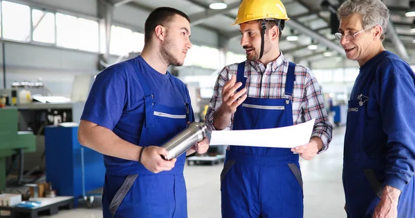 Equipe Dos Coordenadores Que Têm Discussão Fábrica Das Indústrias Metal — Fotografia de Stock