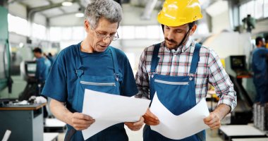 Öğretim bilgisayarlı Çıraklar için kullanım cnc metal işleme makineleri fabrikasında mühendis