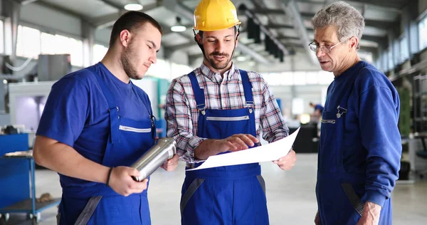 Engenheiro Aprendizes Ensino Para Usar Máquinas Processamento Metal Cnc Computadorizados — Fotografia de Stock