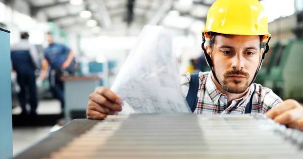 Porträtt Stilig Ingenjör Som Arbetar Metallindustrin Fabrik — Stockfoto