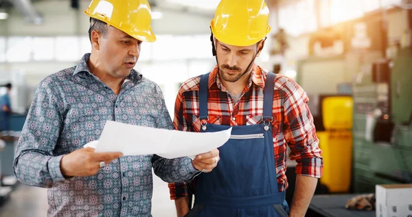 Portret Van Een Knappe Ingenieur Metaalindustrie Fabriek Werken — Stockfoto