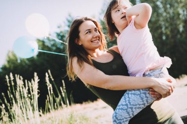 Özel küçük kız anne doğa ile zaman geçirmekten keyif