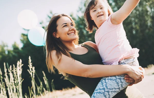 Image Mère Son Enfant Ayant Des Besoins Spéciaux — Photo