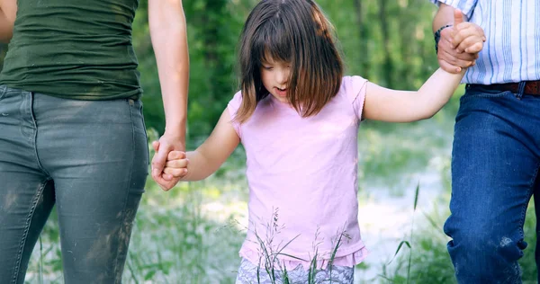 Bella Bambina Con Sindrome Che Cammina Con Genitori Nella Natura — Foto Stock