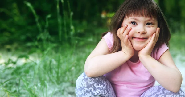 Portrét Krásné Holčička Downovým Syndromem Přírodě — Stock fotografie