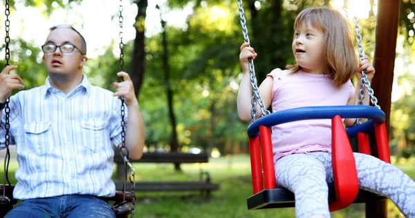 Ritratto Uomo Ragazza Con Sindrome Che Dondolano Nel Parco — Foto Stock