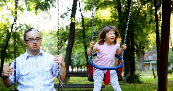 남자와 공원에서 증후군을 여자의 초상화 — 스톡 사진