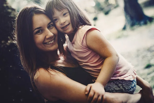 Menina Com Necessidades Especiais Desfrutar Passar Tempo Com Mãe Natureza — Fotografia de Stock