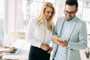 İki başarılı iş ortakları toplantısında çalışma görüntü