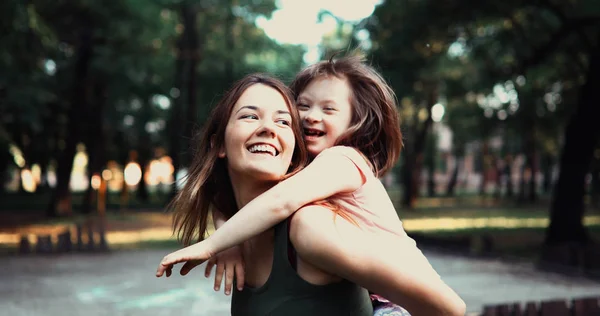 Menina Com Necessidades Especiais Desfrutar Passar Tempo Com Mãe Natureza — Fotografia de Stock