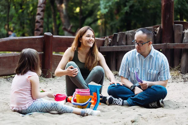 Família Feliz Passando Tempo Divertido Juntos Brincando Areia — Fotografia de Stock
