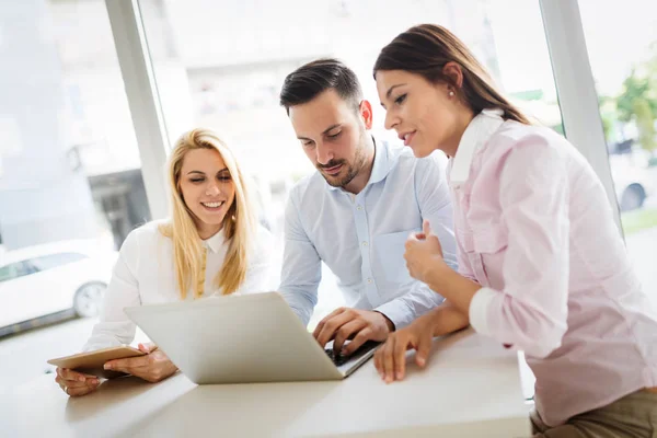 Commercialisti Che Lavorano Insieme Ufficio Moderno — Foto Stock