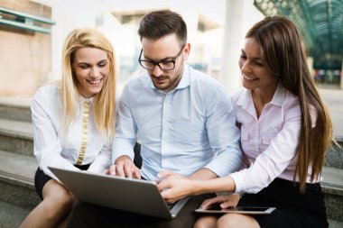 Birlikte laptop çalışma ofisinde neşeli şirket