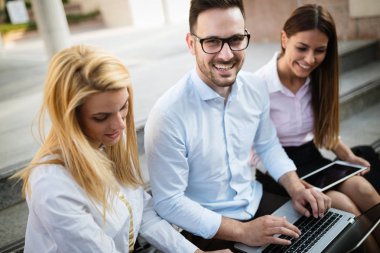 Birlikte laptop çalışma ofisinde neşeli şirket