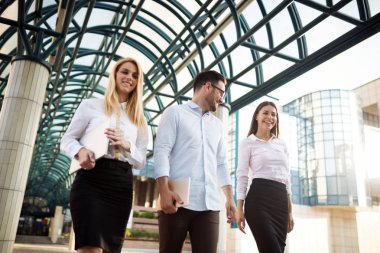 Resim açık duran genç çekici iş ortakları