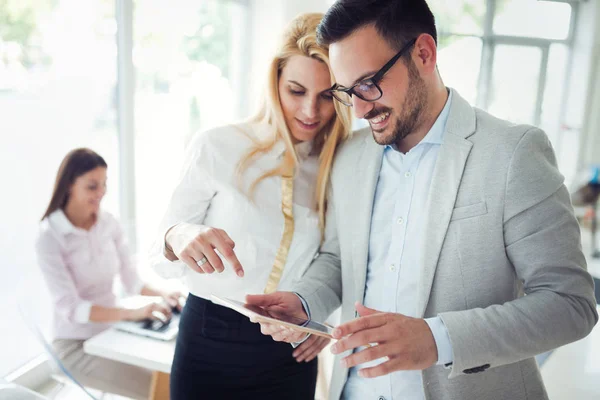 Compañeros Negocios Felices Oficina Moderna Usando Tableta — Foto de Stock