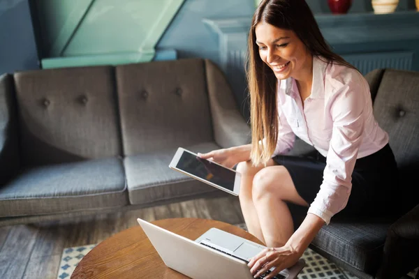 Portrait Une Femme Affaires Prospère Tenant Une Tablette Numérique Bureau — Photo