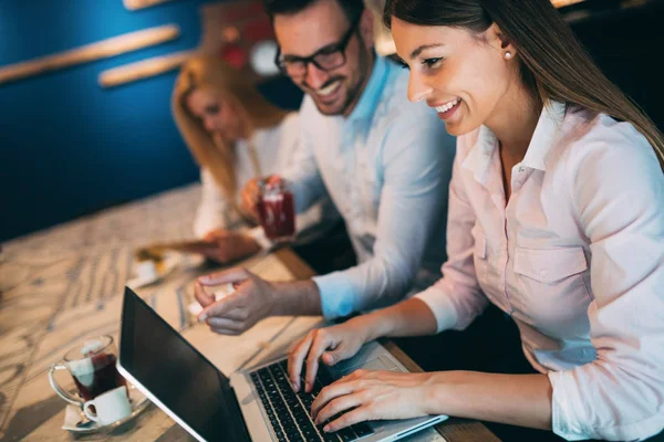 Jóvenes Colegas Felices Del Trabajo Socializando Restaurante — Foto de Stock