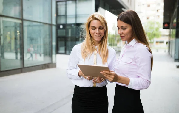 Imagen Dos Mujeres Hermosas Jóvenes Como Socios Negocios Pie Fuera —  Fotos de Stock