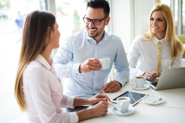 İş adamları iş yerinde eğleniyor ve sohbet ediyorlar.