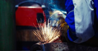 Metal sektöründe çalışan Fabrikası'nda çalışan kaynaklar