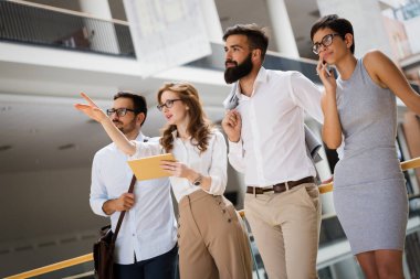 Modern ofiste mutlu çalışanları olan başarılı bir şirket.