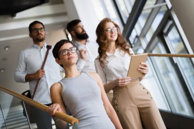 Modern ofiste mutlu çalışanları olan başarılı bir şirket.