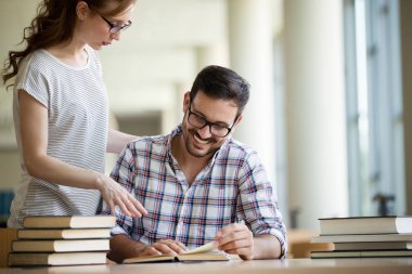 Genç kadın ve erkek bir sınav insanlar, öğrenme, eğitim ve okul kavramı için eğitim