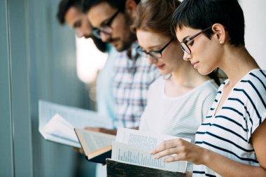 Grup birlikte üniversitede okuyan genç öğrenci