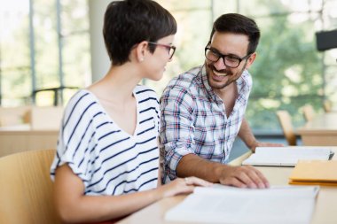 Genç kadın ve erkek bir sınav insanlar, öğrenme, eğitim ve okul kavramı için eğitim