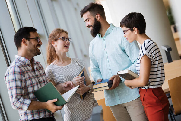 Группа молодых студентов, обучающихся вместе в колледже
