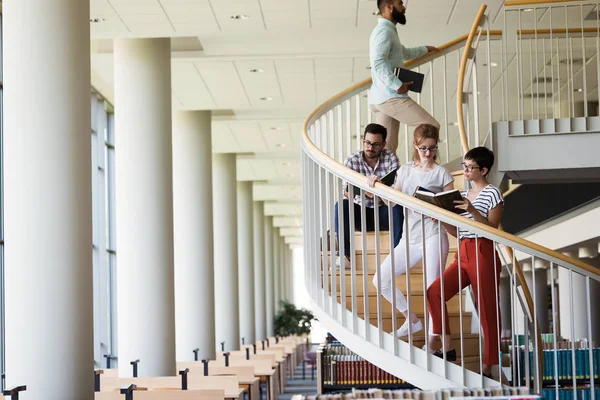 Studentengruppe Diskutiert Universitätsbibliothek — Stockfoto