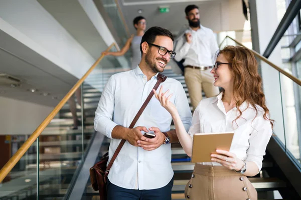 Succesvol Bedrijf Met Gelukkige Medewerkers Modern Kantoor — Stockfoto