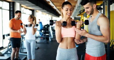 Birlikte spor salonunda egzersiz arkadaş grubu 