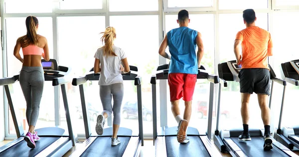 Grupo Amigos Haciendo Ejercicio Máquina Cinta Correr Gimnasio — Foto de Stock