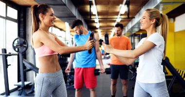 Birlikte spor salonunda egzersiz arkadaş grubu 