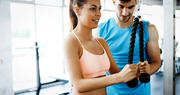 Personal Trainer Hilft Schöner Frau Fitnessstudio — Stockfoto