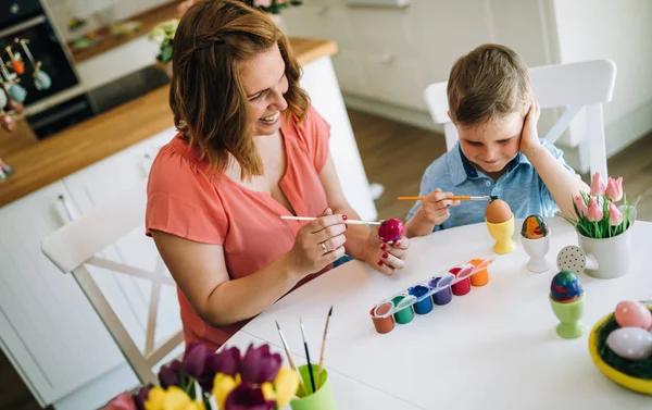 Gelukkig Jonge Moeder Zoon Zitten Aan Een Tafel Die Paaseieren — Stockfoto