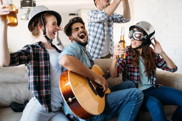 Grupo Feliz Jovens Amigos Divertindo Festejando Com Música — Fotografia de Stock