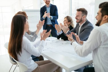 Grup genç Mimarlar proje üzerinde birlikte çalışma