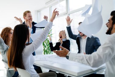 Grup genç Mimarlar proje üzerinde birlikte çalışma