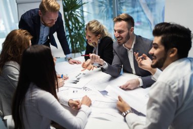 Grup genç Mimarlar proje üzerinde birlikte çalışma