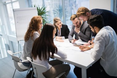 Grup genç Mimarlar proje üzerinde birlikte çalışma