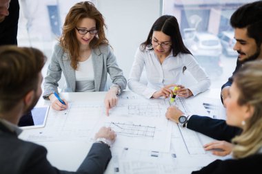 Grup birlikte projede çalışan genç iş adamları