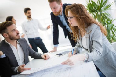 Ofisteki projede işbirliği yapan bir grup iş adamı