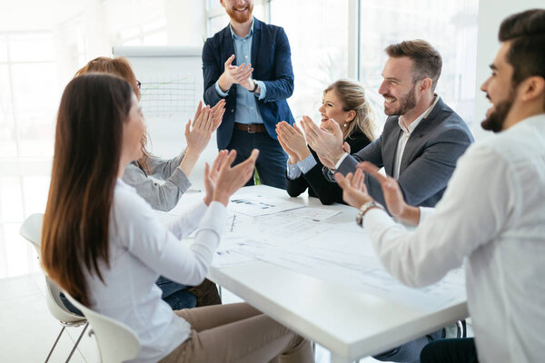 Группа молодых архитекторов, работающих вместе над проектом
