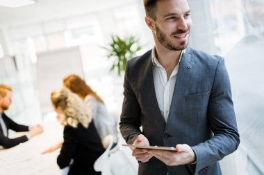 Yakışıklı işadamı iş ofiste Tablet PC'yi kullanma